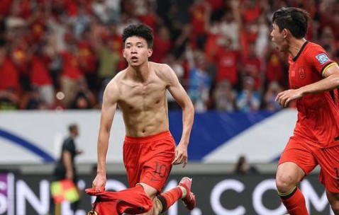 国足小将脱衣庆祝引发尴尬，错让人误以为晋级世界杯