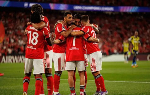 穆里尼奥连续6年缺席欧冠，爱将肘击染红，率队0射正遭淘汰