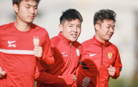 年仅21岁！曝中国男足新星正式加盟英超，已签合同，亚洲杯后官宣