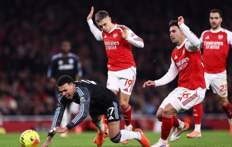 英超惊心动魄，一夜两大豪门爆冷，争冠黑马11连胜被终结