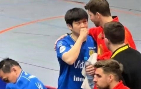 樊振东德甲双打首秀失利背后：疲惫身影牵动人心，球迷盼英雄卸甲归乡