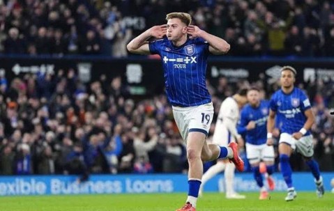 曼联3000万买新凯恩被迫等待，球员决定货比三家！已获准展开谈判