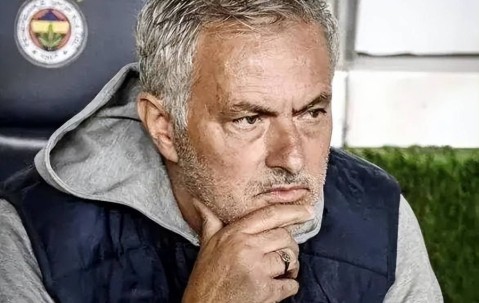 穆里尼奥再掀舆论狂潮，25分钟11打10换来0：0，裁判两度改变比赛