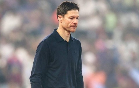 英超5轮不胜仅领先曼联1分，西媒曝利物浦联系阿隆索，斯洛特危险了