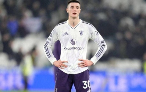 曼联一人被嘘离场恐失主力位置！卡里克考虑变阵，谢什科理应首发