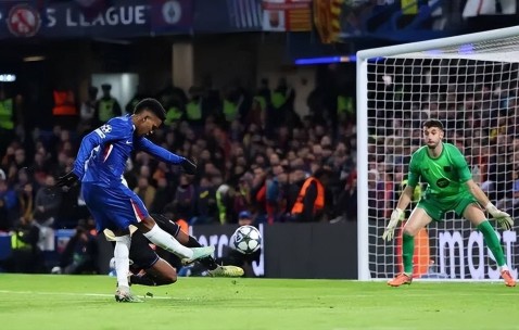 一条龙破门！切尔西18岁小将闪耀欧冠同场PK完爆亚马尔