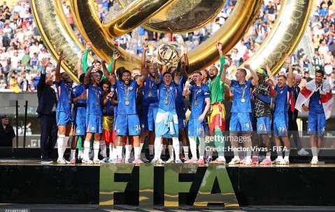 蒂芙尼祝贺切尔西夺得国际足联俱乐部世界杯奖杯