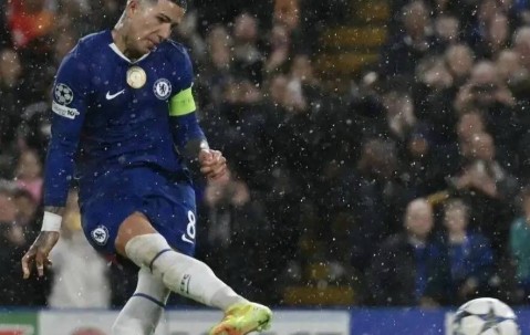 蓝军主帅马雷斯卡的4231阵型展现出惊人威力，让这场原本势均力敌的较量早早失去悬念