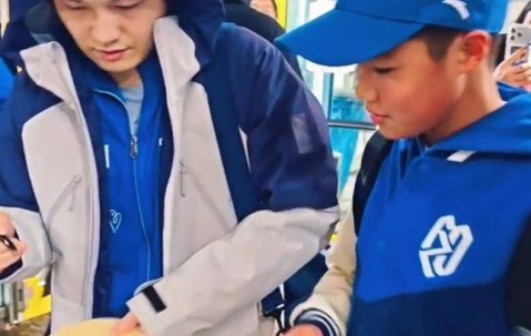 又稳又狠！樊振东狂拿2分赢麻了，赛后蹲地签名超宠粉