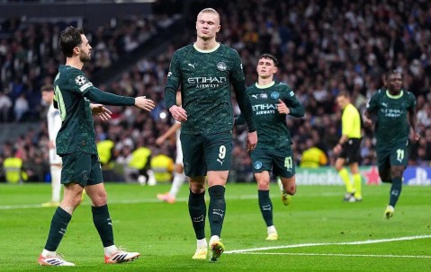 哈兰德1分钟遭推搡！34球巨星放狠话，曼城2-1逆转太解气