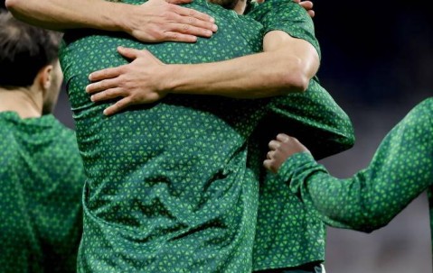 维尼修斯与哈维·阿隆索的“熊抱”：皇马内部矛盾的微妙信号