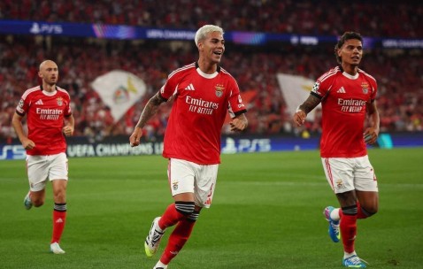 欧冠：2-3大冷门，5万人见证2球领先遭遇逆转，38年队史首胜诞生