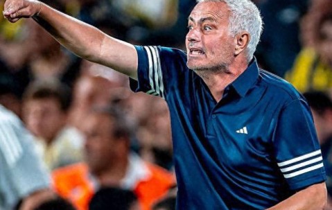 穆帅率队逆转淘汰范佩西，欧冠正赛仅一步之遥！