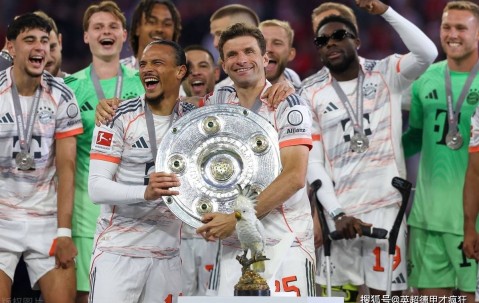 拜仁穆勒、凯恩、戴尔举起沙拉盘！德甲颁奖激情犹在，啤酒浴更爽