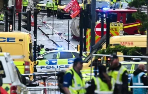 利物浦夺冠庆典乐极生悲！一男子驾车撞向人群，27人被送往医院