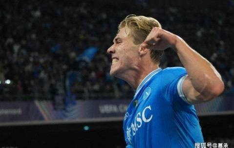 曼联弃将在那不勒斯封神！神锋欧冠双响救主，意大利媒体集体狂吹