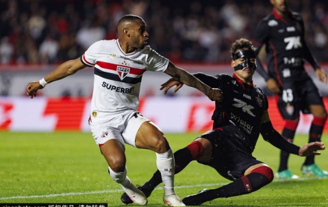 英超新赛季揭幕战：全场默哀致敬迪奥戈·若塔与安德烈·席尔瓦