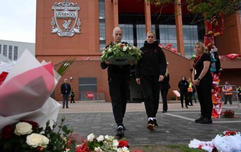 永不独行！两名利物浦女足队员在安菲尔德悼念若塔兄弟