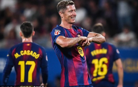 2-1！亚马尔导演逆转好戏！莱万打进职业生涯第700球 巴萨登顶西甲