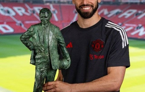 曼联队长再荣获赛季最佳，4次追平C罗，沙特若开亿元报价能卖吗？