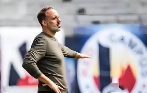 45岁的他成中超本土名帅翘楚黑马，曾在德甲效力多年，值得期待，今夏势头正猛