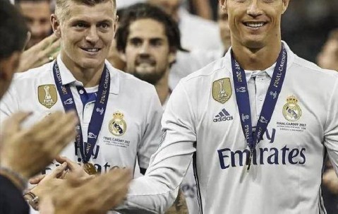 巨星退役仍发声！克罗斯谈中场价值与媒体压力，引发足坛思考