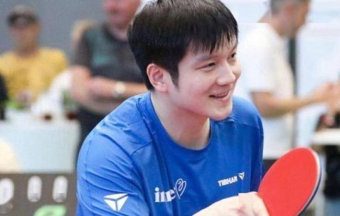 樊振东德甲三连胜，赛后与队友庆祝竟有点害羞，对手直言毫无胜算！