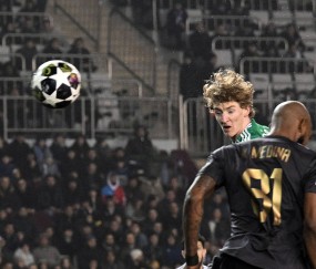 (体育)足球——欧冠:纽卡斯尔联队胜卡拉巴赫队