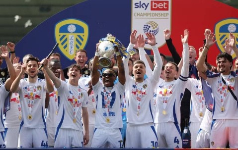 利兹联以净胜球优势加冕英冠冠军，赫尔城逆转保级上演绝境大逃亡