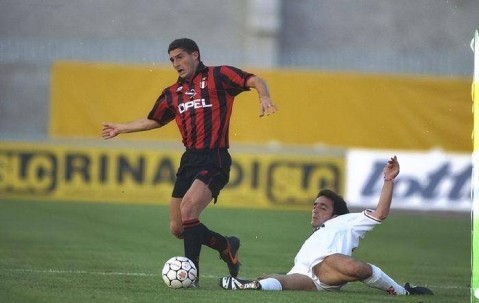 欧冠决赛上梅开二度，改制后8人做到，梅西无缘，因扎吉复仇红军